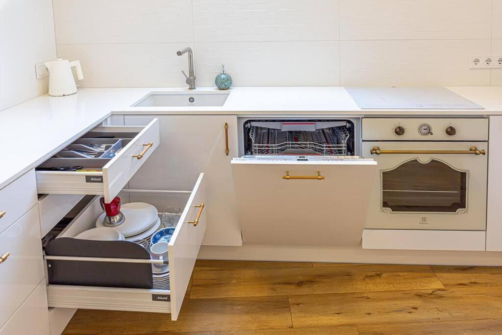 Sky Apartment With Free Parking And Balcony & Ac Kaunas Kültér fotó